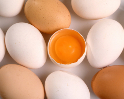 Les œufs de poulet ont gelé dans le réfrigérateur ou dans le froid: peut-il y avoir après le dégivrage? Comment utiliser des œufs de poulet congelés, que peut-il en être préparés?