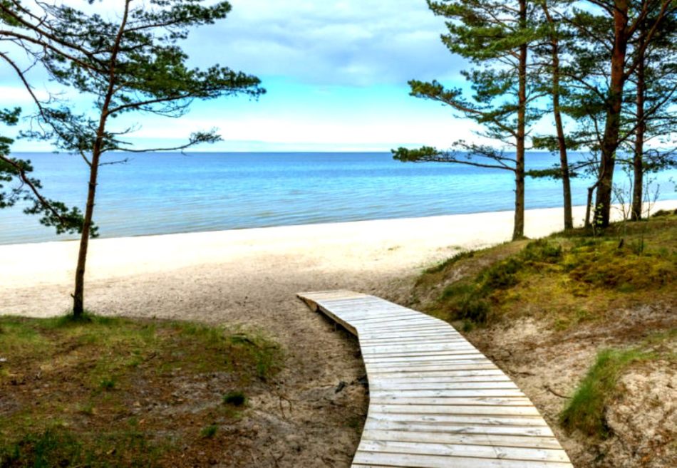 La côte de la mer Baltique à Jurmala