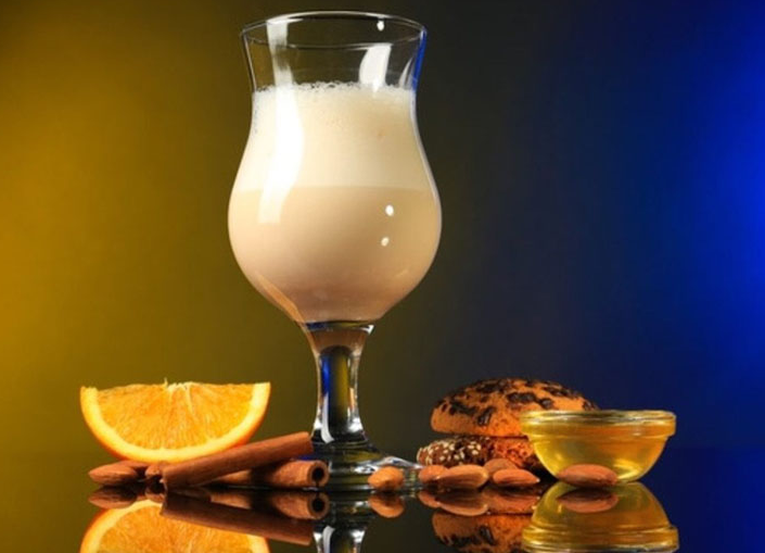 Cocktail laitier avec cognac pour la table festive pour toute la famille
