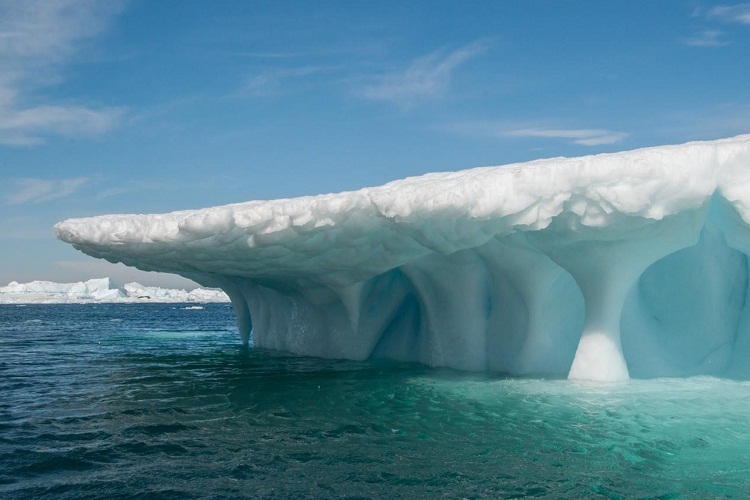 El agua en el mar es realmente el más limpio y transparente