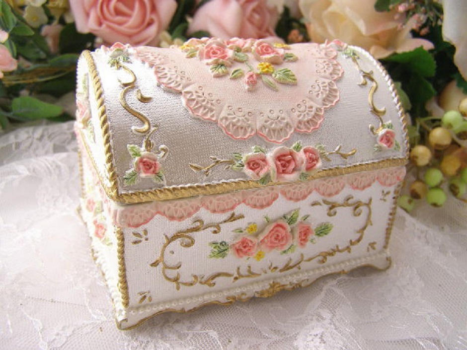 Casket with roses