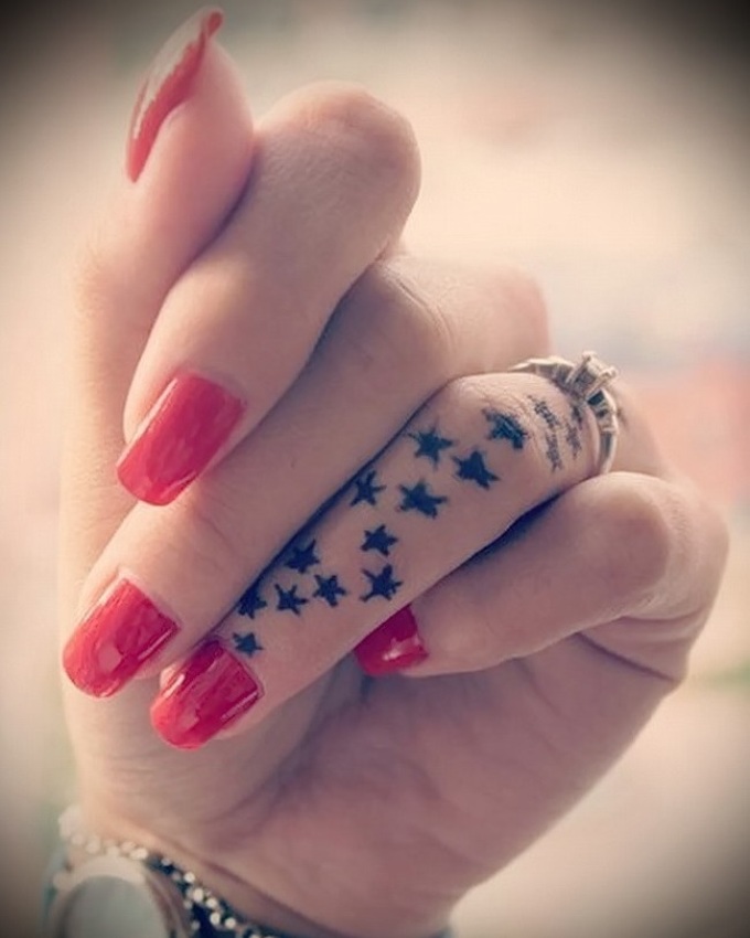 Татуировки на пальцах могут смотреться очень женственно