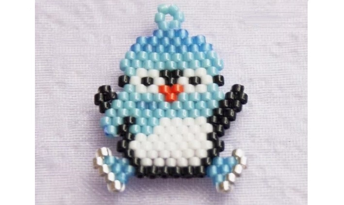 Penguin figurine from beads onto the Christmas tree