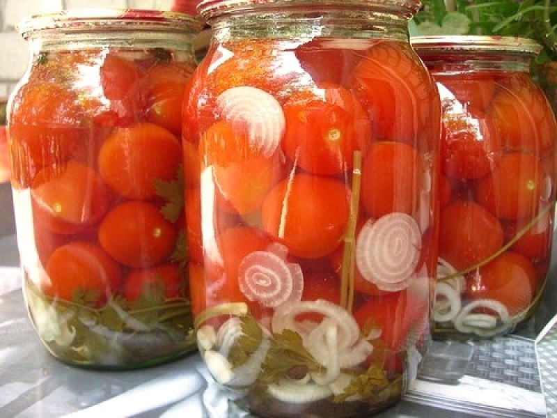 Соленые помидоры: рецепт соления с добавлением лука