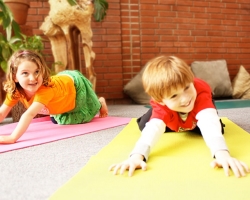 Gyerek jóga kezdőknek: pózok, gyakorlatok, előnyök. Gyermekek egészségügyi jóga és Hatha jóga: Gyakorlatok, videó