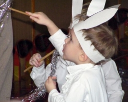 Maska iz zajčja papirja, zajca na glavi z lastnimi rokami: navodila, predloge