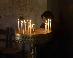 Можно ли забирать восковые свечи из церкви и хранить дома? Можно ли зажечь церковную свечу дома? Для чего зажигают церковные свечи дома? Сколько времени можно хранить церковные свечи дома?