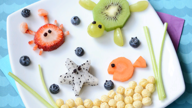 Ребенка полезно кормить летом свежими овощами и фруктами