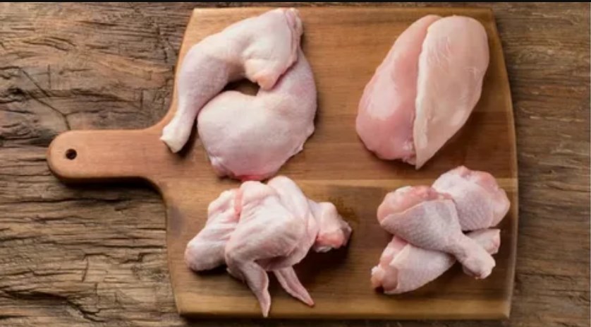 Un poulet coupé est décongelé beaucoup plus rapidement qu'un tout