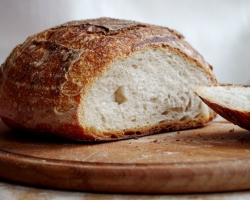 Kezdőlap kenyér búza, korbával, mazsolával, dióval, élesztővel, élesztő nélkül: recept, részletes utasítások a főzéshez