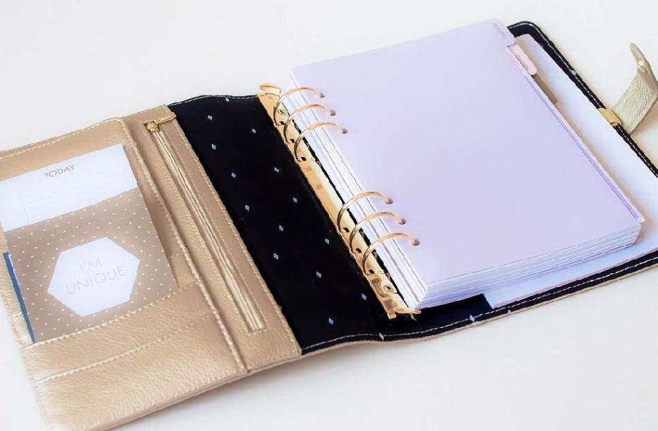 Στο ημερολόγιο μπορείτε να ράψετε ένα φερμουάρ και να φτιάξετε τσέπες - είναι βολικό να τοποθετήσετε στυλό, μολύβια, επαγγελματικές κάρτες, αριθμομηχανή εκεί.