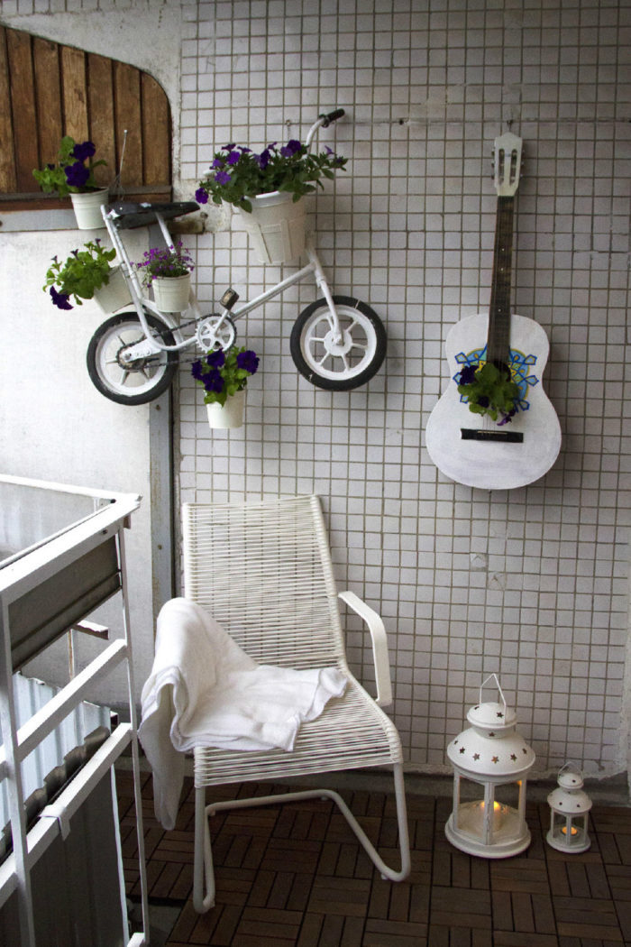 You can adapt an old bicycle under the pot