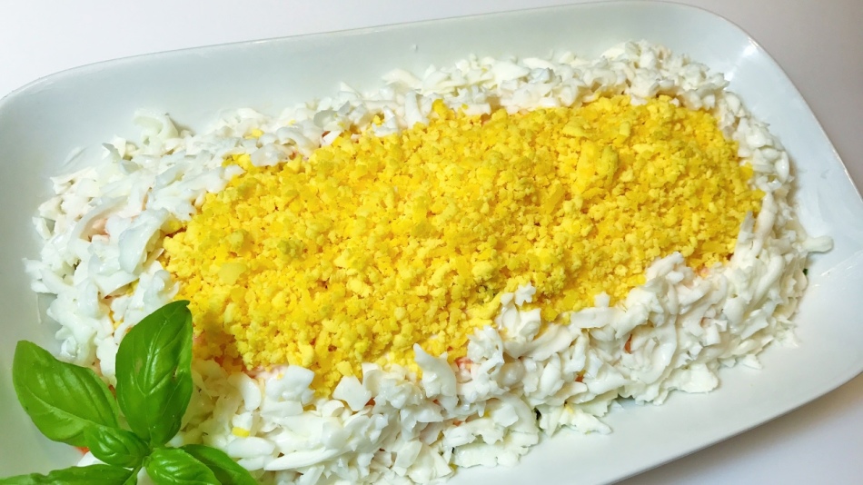 Mimosa saláta enyhén sózott lazacrétegekkel