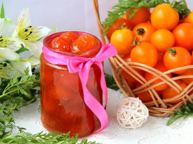 Recipes of preparations of yellow tomato for the winter: ketchup made of yellow tomatoes, lecho, canned yellow tomatoes with grapes for the winter, mustard, a salad of yellow tomatoes and onions for the winter