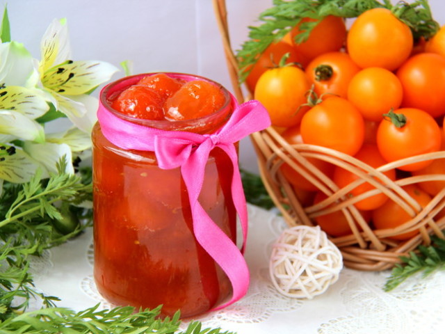 Ricette di preparazioni di pomodoro giallo per l'inverno: ketchup fatto di pomodori gialli, lecho, pomodori gialli in scatola con uva per l'inverno, senape, un'insalata di pomodori gialli e cipolle per l'inverno