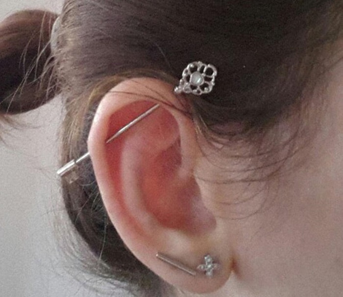 Beautiful jewelry for piercing the ears of the industrial: barbell rod