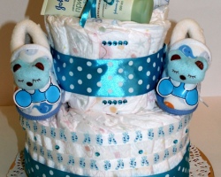 Gifts for newborns from diapers. How to make a cake from diapers?