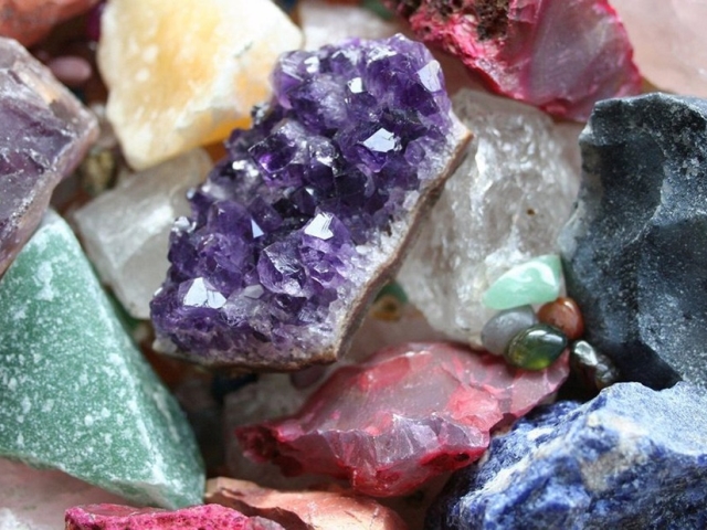 A kövek gyógyító energiája - Kövek, amelyek megtisztítják az energiát, gyógyító tulajdonságaikat: Fotó. Hogyan lehet megtisztítani egy követ valaki más energiájától?