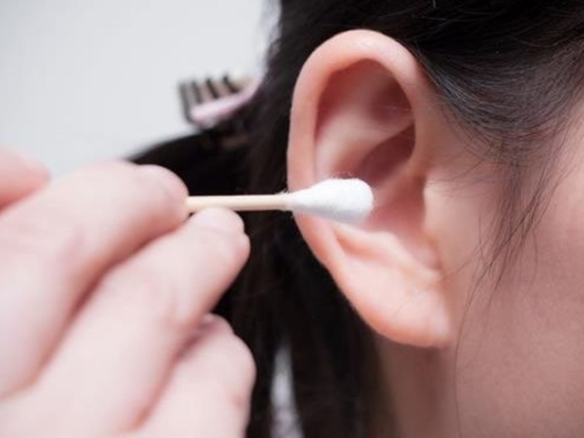 L'oreille est posée, mais elle ne fait pas mal pendant une semaine, le matin, après avoir nettoyé le bâton d'oreille, l'extraction des dents. Causes et méthodes de traitement des oreilles sans douleur