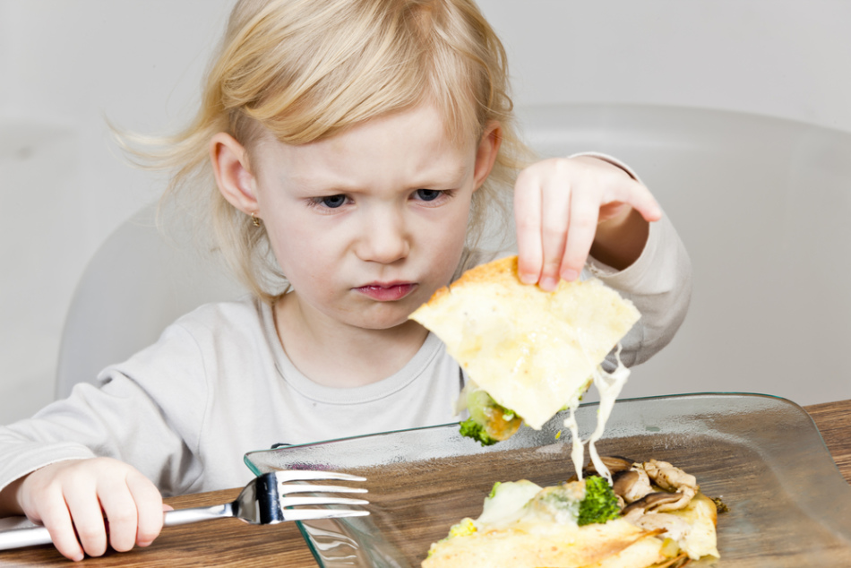 Il bambino è sospettoso del cibo