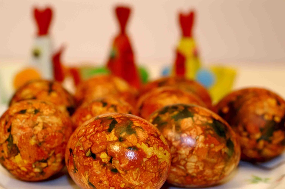 Πώς να ζωγραφίσετε τα μαρμάρινα αυγά στο Πάσχα σε ένα φλοιό με πράσινο