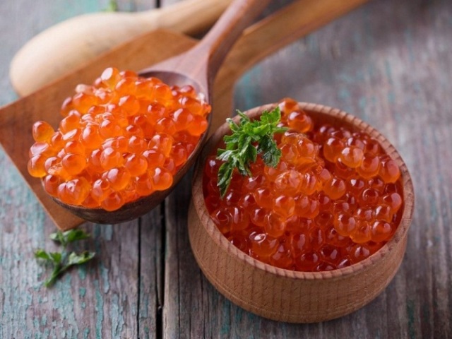 Comment vérifier le caviar rouge pour l'achat: un réel ou un faux - par emballage, apparence. 5 façons de vérifier le caviar rouge pour la qualité à la maison: Description