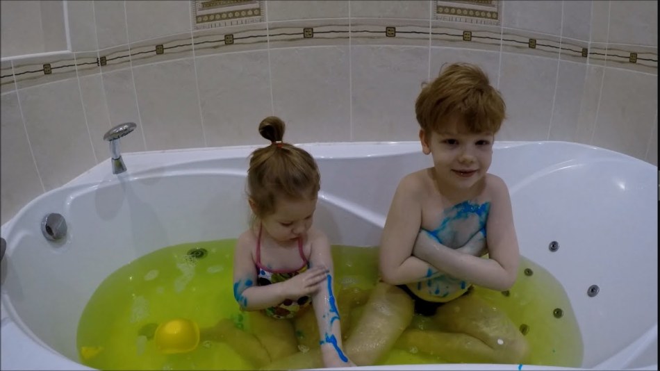 Купаются девочки ванной видео. Купается в ванной. Купание детей 7 лет в ванной. Дети купаются в ванной. Малыш купается в ванне.