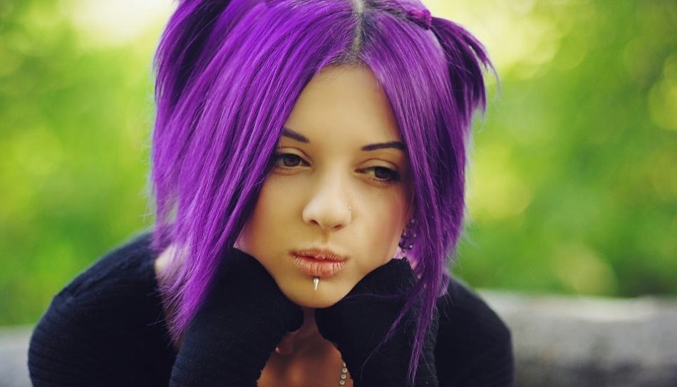 Obelle violette sur les cheveux noirs