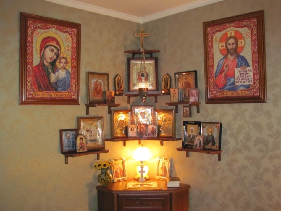 Lahko molite Boga za odpuščanje grehov doma pred ikonami.