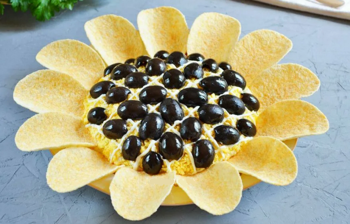 Sunflower snack salad with chips
