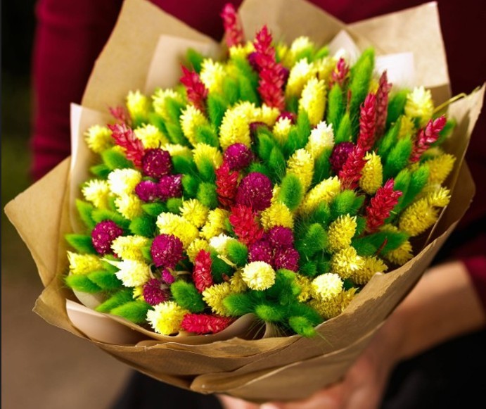 Bouquet de flores secas a la niña