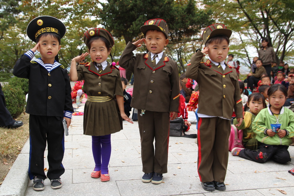 Pemotretan anak -anak berseragam militer