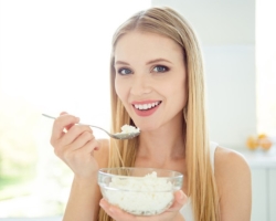 When is it useful to eat cottage cheese in the morning or in the evening?
