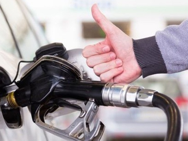 What is the best way to refuel the car: to a full tank or 10 liters?