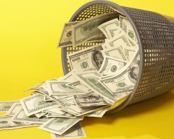 10 πράγματα που ξοδεύετε μάταια για τα χρήματα: μια λίστα, συστάσεις και χάραξη ζωής σε μια λογική σπατάλη χρημάτων