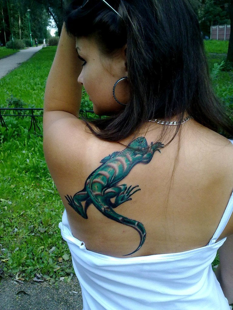 A lizard-tattoo on the shoulder blade