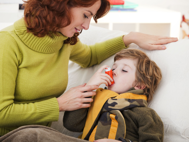 Asma bronchiale nei bambini: sintomi, segni, cause e trattamento. Assistenza di emergenza e assistenza per il bambino con asma bronchiale