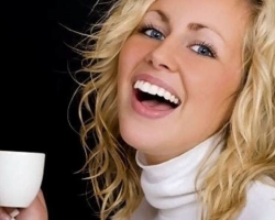 Spots, raid from coffee on the teeth: how to bleach? How to drink coffee so that the teeth do not turn yellow?