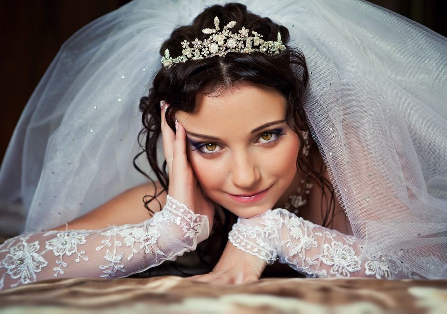 Riasan indah untuk pengantin wanita dengan mata cokelat