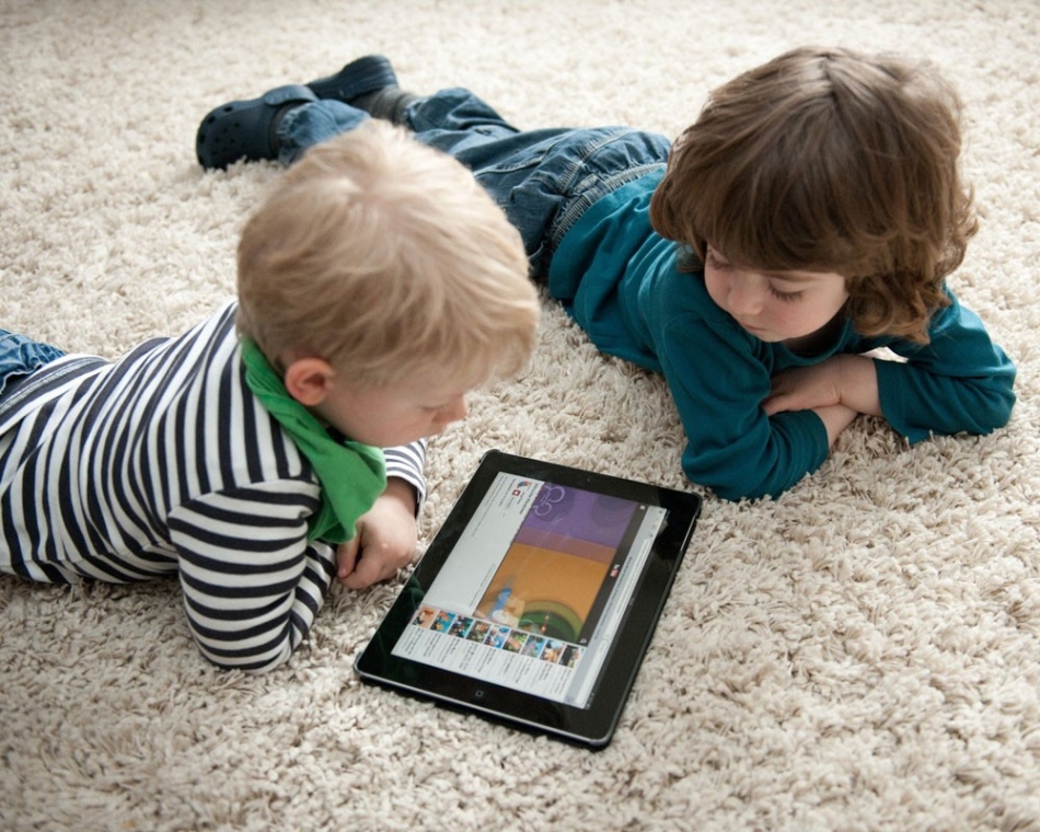 Anak -anak menonton kartun di tablet
