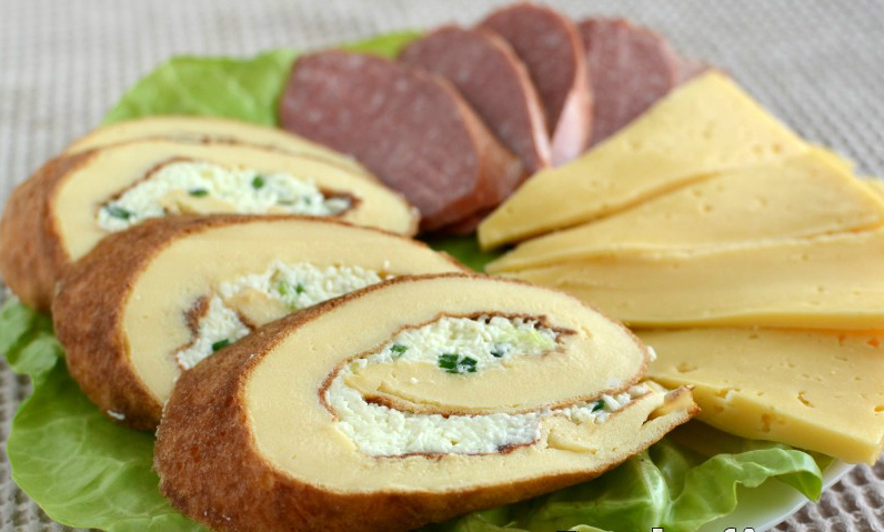 Eine Rolle Omelett mit geschmolzenem Käse: Wir dienen am Tisch!