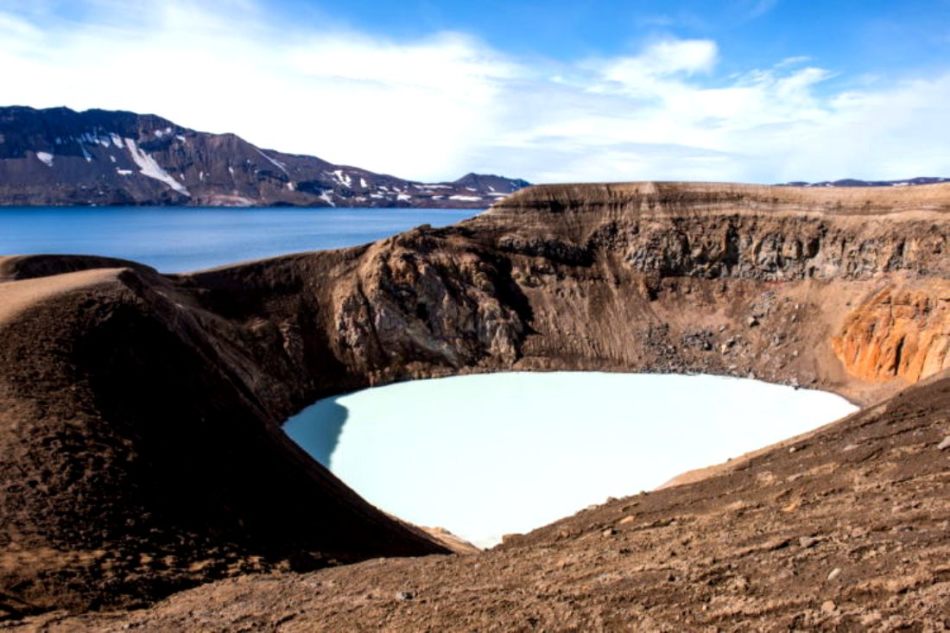Askya Volcano inondé d'un lac chaud