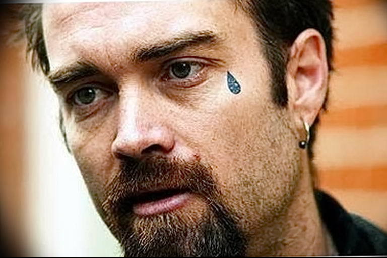 Происхождение и значение татуировки слезы под глазом