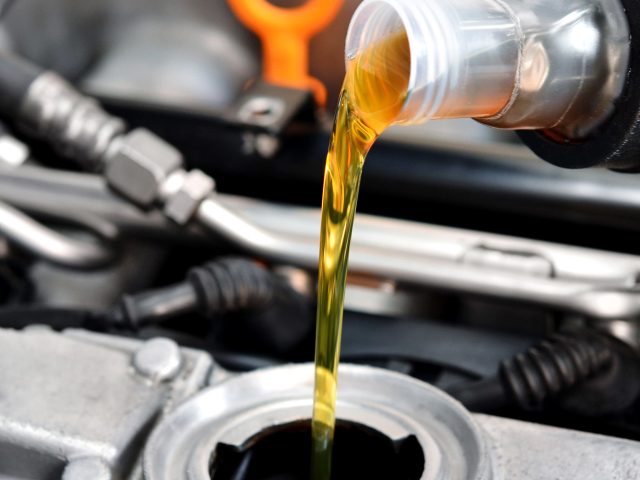 Kako razlikovati pravo motorno olje od ponarejanja?