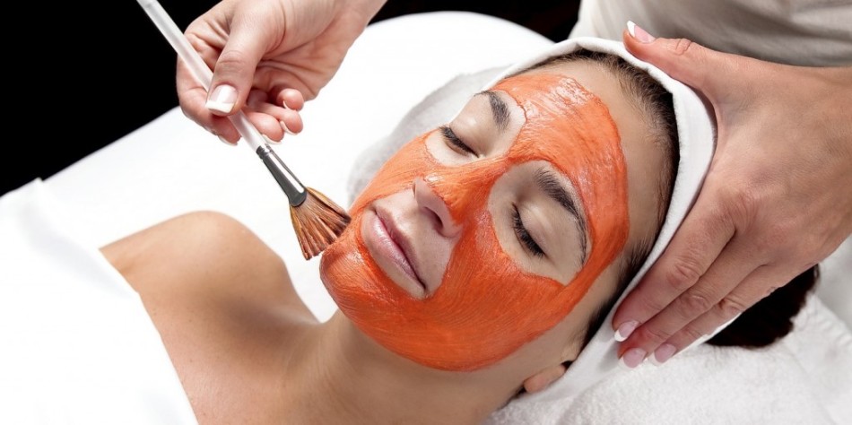 Masque facial avec banane et jus de carotte