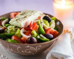 Salad Yunani: Bahan -bahan dan selangkah -langkah resep klasik dengan Brynza, Maslins dan Beijing Cabbage. Cara sengaja menyiapkan salad Yunani dengan keju sirtaki, fatox, fet, mozarella, adyghe, ayam, udang, kerupuk, alpukat: resep terbaik