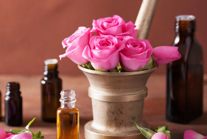 Το Rose Essential Oil: Magical Properties, πώς να το χρησιμοποιήσετε; Πώς να φτιάξετε το Rose Essedial Oil στο σπίτι;