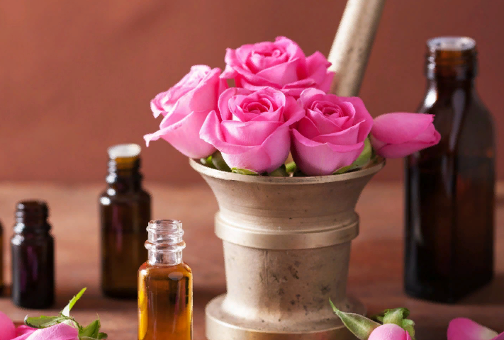 Huile essentielle Rose: Propriétés magiques, comment utiliser? Comment faire de l'huile essentielle de rose à la maison?