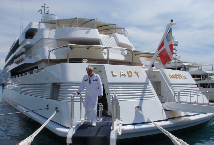 Le yacht est nommé d'après l'ex-femme du propriétaire