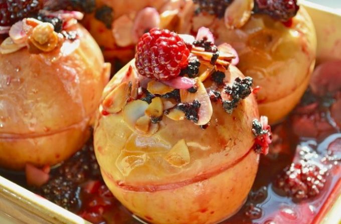 Как вкусно запечь яблоки с медом и лимоном в духовке, микроволновке, мультиварке: рецепт